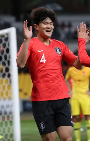 Galatasaray'a sürpriz stoper! Defansa Güney Koreli kule