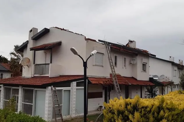 Son dakika: İzmir Çeşme'de hortum paniği: Evlerin çatılarında hasar oluştu