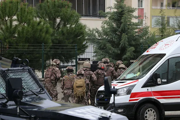 son-dakika-diyarbakirda-hareketli-anlar-ozel-harekat-polisleri-bir-evde-alikonulanlar-icin-operasyon-duzenledi-1616752196771.jpg SON DAKİKA: Diyarbakır'da hareketli anlar! Özel harekat polisleri bir evde alıkonulanlar için operasyon düzenledi-4