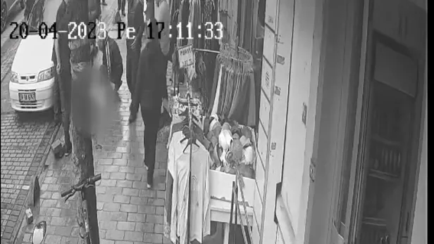 fatihte-feci-olay-gorme-engelli-turist-otel-odasindan-dustu-o-anlar-kamerada-1682105079905.jpg Fatih'te feci olay: Görme engelli turist otel odasından düştü! O anlar kamerada-3