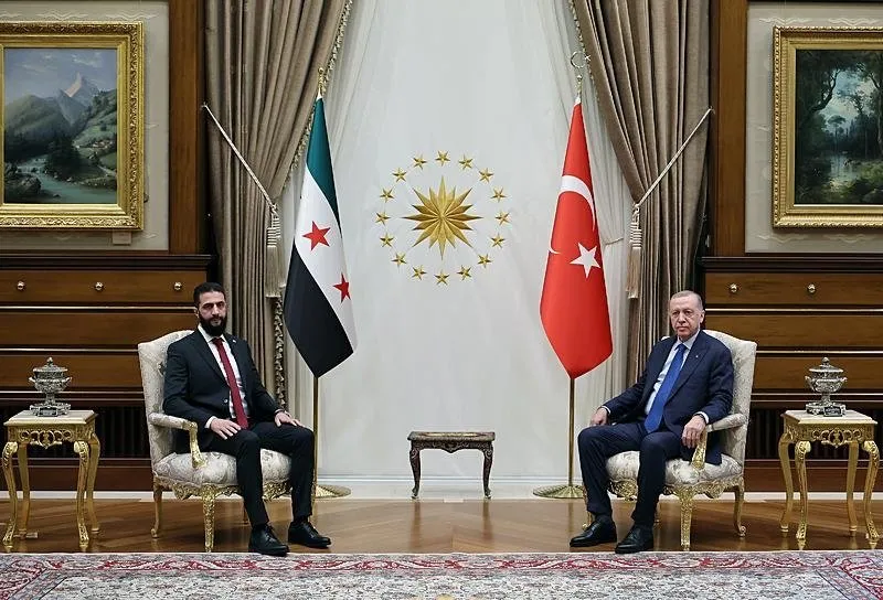Başkan Recep Tayyip Erdoğan, Suriye Arap Cumhuriyeti Geçiş Dönemi Cumhurbaşkanı Ahmed Şara'yı Cumhurbaşkanlığı Külliyesi'nde kabul etti. (AA)