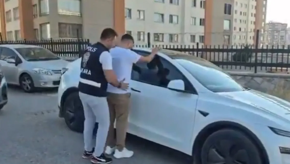 ankara-eryamanda-gunubirlik-evlere-yonelik-fuhus-operasyonunda-14-supheli-gozaltina-alindi-1787073391367.jpg Ankara Eryaman’da günübirlik evlere yönelik fuhuş operasyonunda 14 şüpheli gözaltına alındı-2