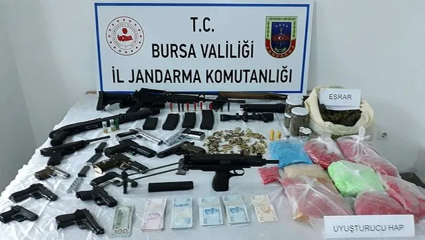 bursada-uyusturucu-ve-silah-kacakcisinin-evine-baskin-cephanelik-cikti-1574960600224.jpeg