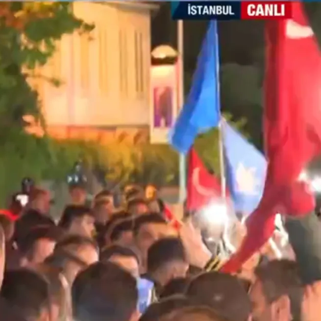 Başkan Erdoğana sevgi seli... İstanbulda vatandaşlarla selamlaştı