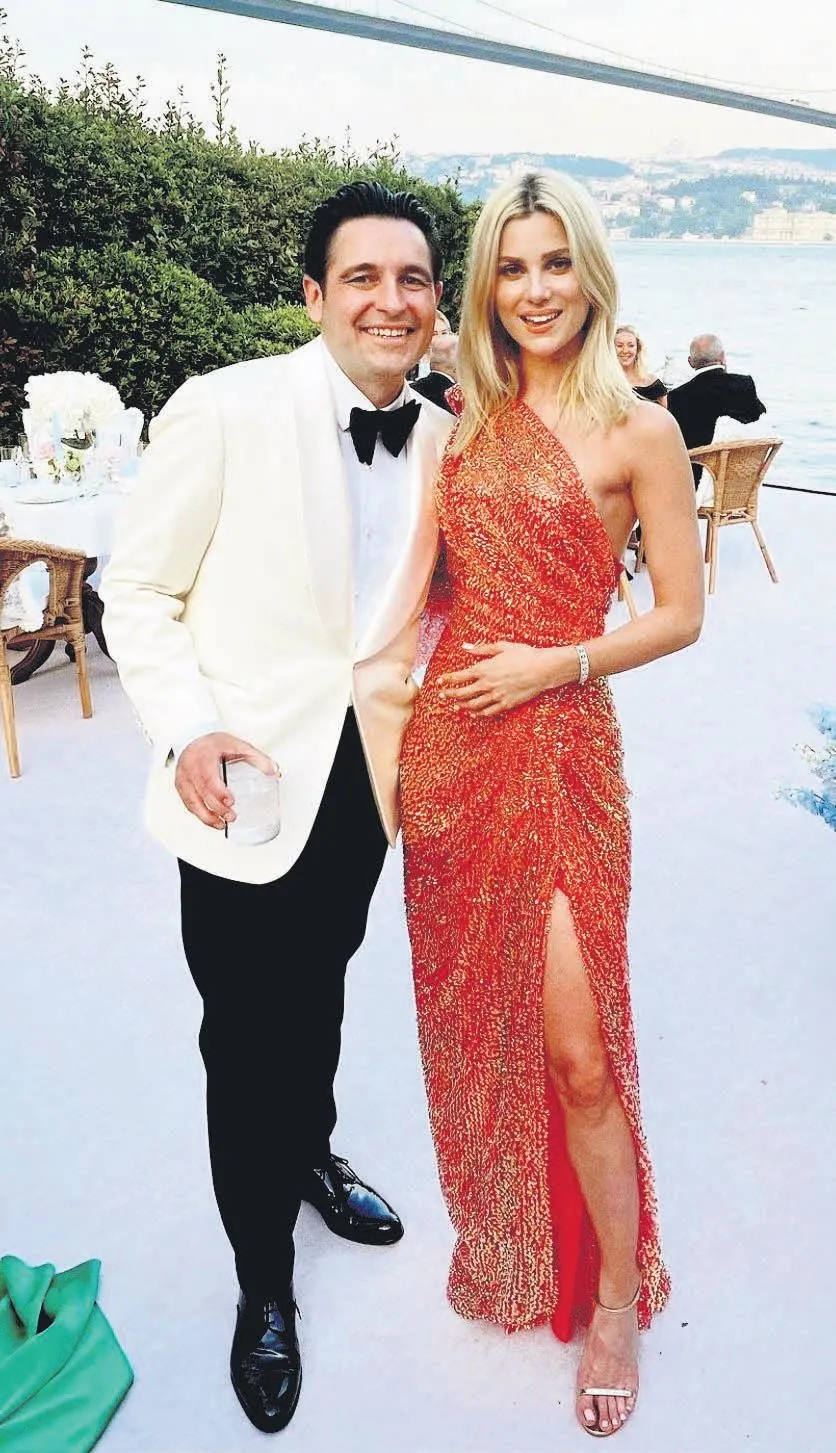 Nazlı Sabancı'dan eşi Hacı Sabancı'ya ilginç tasarımlı evlilik yıl dönümü hediyesi