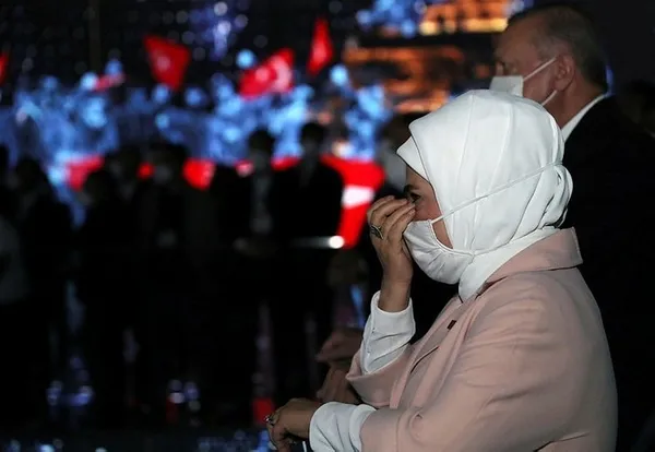 baskan-erdogan-ve-esi-emine-erdogan-15-temmuz-demokrasi-muzesinde-duygu-dolu-anlar-yasadi-1626378847706.jpg Emine Erdoğan 15 Temmuz'u anlatan görüntüleri izlerken ağlamaya başladı-3