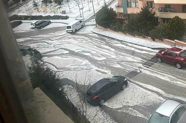 Ankara'da dolu sürprizi! Bir anda her yer bembeyaz oldu