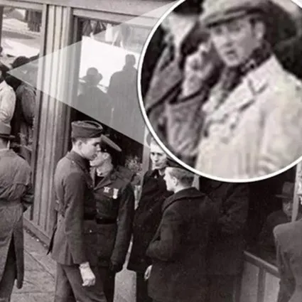 Tek fotoğraflar sis perdesi aralandı! 1940’lı yıllarda bu adam telefonla mı konuşuyor?