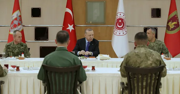 Başkan Recep Tayyip Erdoğan iftarını 4. Kolordu Komutanlığı'ndaki askerlerle açtı