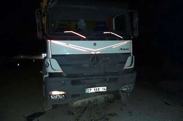 Gaziantep'te korkunç kaza! Hafriyat kamyonu otomobili biçti