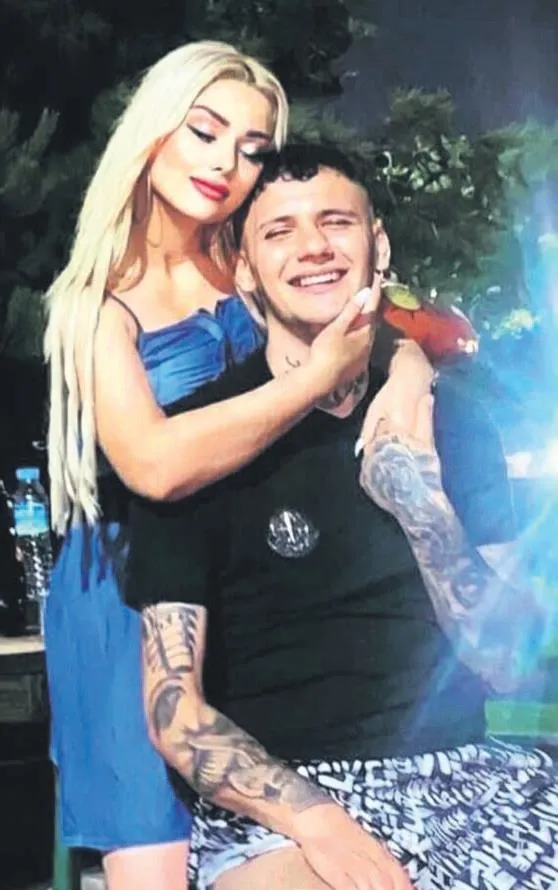 siirtte-fistik-deposunda-mide-bulandiran-goruntuler-boynuna-kadar-fistiklarin-icine-girdi-sigara-icti-yetkilil-1696282185119.jpeg Siirt'te fıstık deposunda mide bulandıran görüntüler! Boynuna kadar fıstıkların içine girdi sigara içti: Yetkililer olaya el attı-10