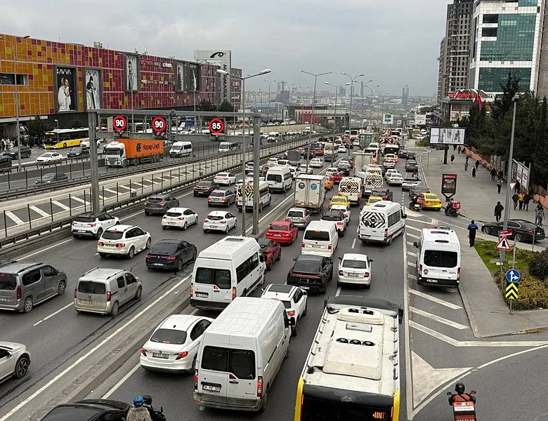 İstanbul trafiğinde son durum: TEM, D-100, 15 Temmuz Şehitler Köprüsü... Yoğunluk yüzde 90’a dayandı