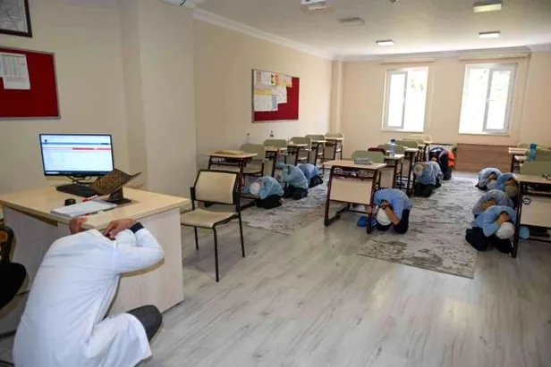 12-kasim-1857de-sarsinti-deprem-olacak-mi-12-kasim-2022-afad-turkiye-ulke-genelinde-tatbikat-sirasinda-ne-olac-1668257553719.jpg 12 Kasım 18.57'de sarsıntı, deprem olacak mı? 12 Kasım 2022 AFAD Türkiye ülke genelinde tatbikat nasıl olacak? Deprem anında nerde olunmalı?-3