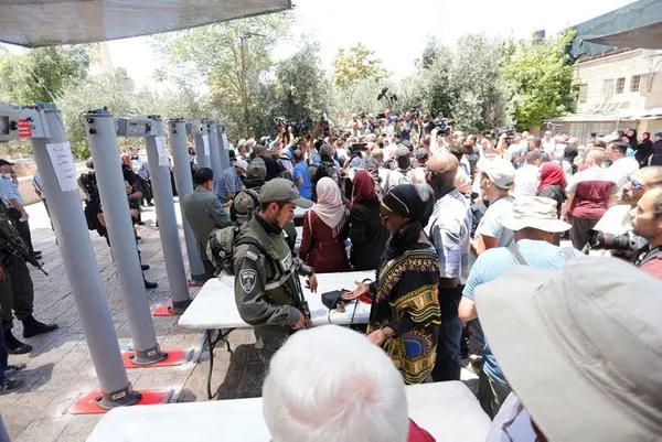 Silahların gölgesinde namaz!-3