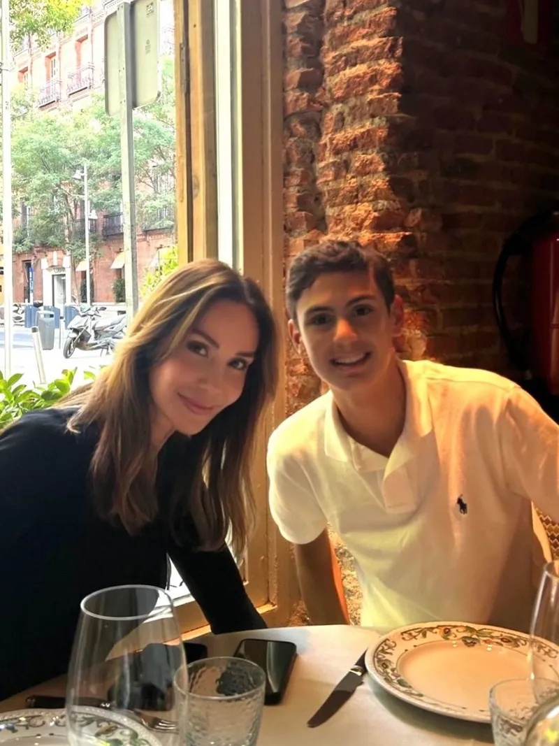 demet-senerden-oglu-omer-kutluayin-dogum-gunune-ozel-paylasim-1774593735902.jpg Zaman makinesine bindi! Demet Şener arşiv karıştırdı: Bebeklikten dev adamlığa...-7