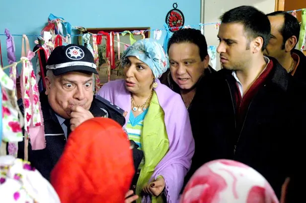 cennet-mahallesinin-yildiz-ismi-seksenlere-selami-cakti-13-yil-sonra-setlere-geri-donuyor-1638523949187.jpg 13 yıl sonra setlere geri dönüyor! Cennet Mahallesi'nin yıldız ismi Seksenler'e selamı çaktı!-7