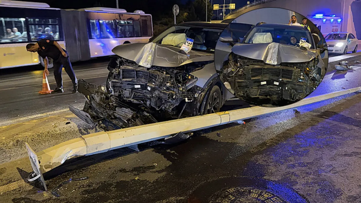 Arnavutköy'de feci kaza! Sürücü direksiyon hakimiyetini kaybetti | Otomobil elektrik direğine çarptı: 1'i çocuk 2 yaralı