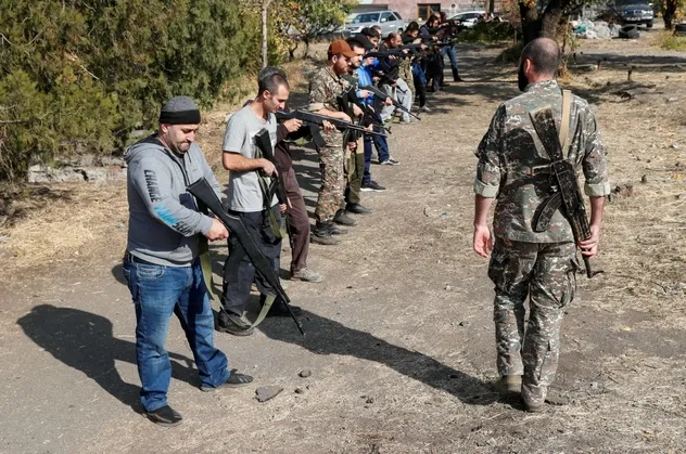 Ermenistan sivilleri cepheye hazırlıyor