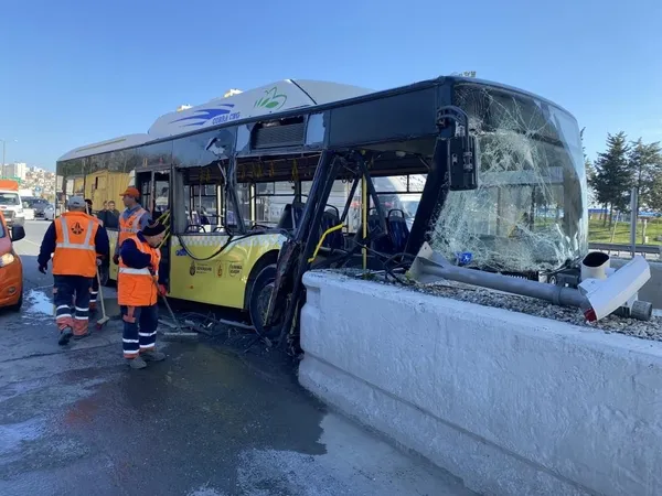 iett-yine-basrolde-faciadan-donuldu-otobus-gise-betonlarina-carpti-1649746335426.jpg İETT yine başrolde! Faciadan dönüldü: Otobüs gişe betonlarına çarptı-2