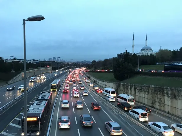 SON DAKİKA: Haftanın ilk iş gününde İstanbul'da trafik yoğunluğu arttı-3