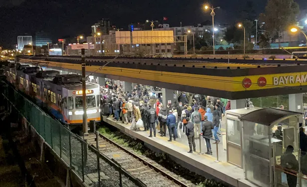 istanbulda-yenikapi-kirazli-metro-hattinda-ariza-istasyonlar-doldu-tasti-1637773931394.jpg
