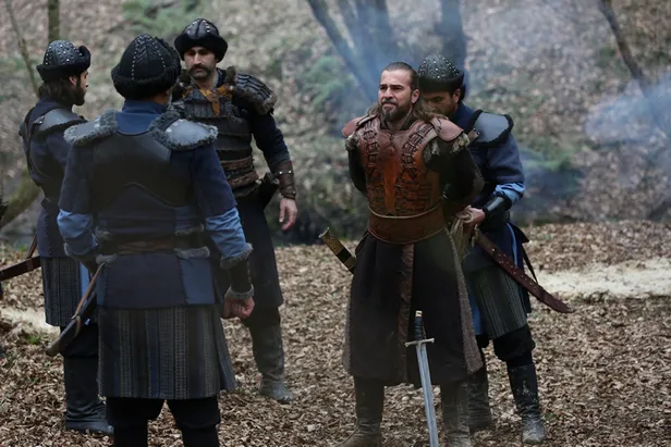 ertugrul-bey-heyecani-bitmiyor-kafalar-iyice-karisti-engin-altan-duzyatan-yerine-o-isim-1593013572651.jpg Ertuğrul Bey heyecanı bitmiyor: Kafalar iyice karıştı! Engin Altan Düzyatan yerine o isim...-7