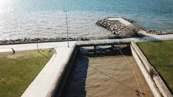 Maltepe'de denizin rengi kahverengine döndü! Vatandaş pis kokulardan şikayetçi-2