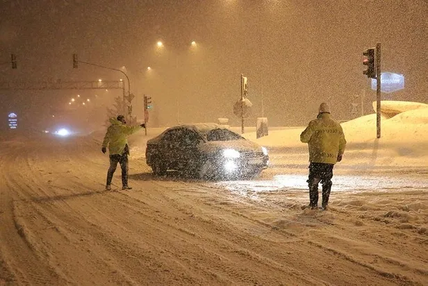 İstanbul'da gece kar yağışı etkili oldu! Kimisi kayak takımını aldı kimisi drift yaptı-9