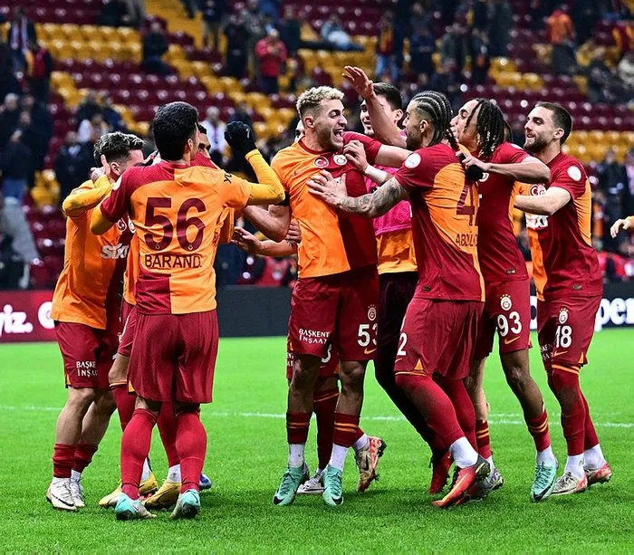 cimbom-ecel-terleri-doktugu-macta-3-puana-bitime-5-dakika-kala-mertensle-ulasti-1705368432644.jpeg Cimbom Ecel terleri döktüğü maçta 3 puana bitime 5 dakika kala Mertens'le ulaştı-3