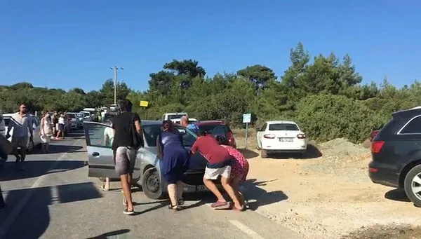 İzmir Seferihisar'daki yangında araçlar kül oldu-1