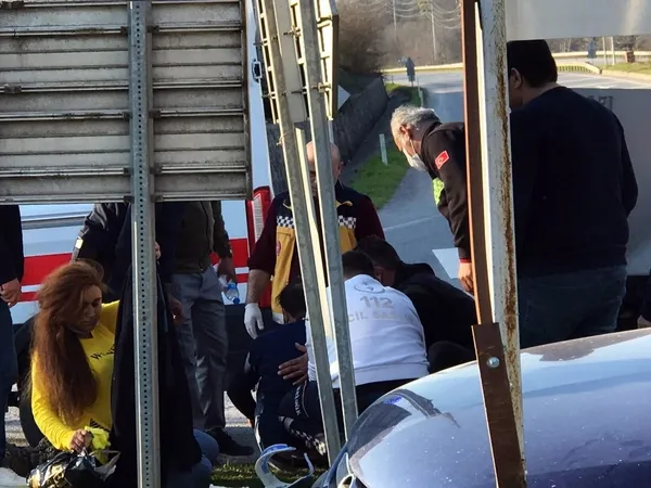 duble-yolda-ticari-taksi-ile-otomobil-carpisti-1i-agir-1i-cocuk-toplam-4-yarali-1616951068145.jpg Duble yolda ticari taksi ile otomobil çarpıştı: 1’i ağır, 1’i çocuk toplam 4 yaralı-4