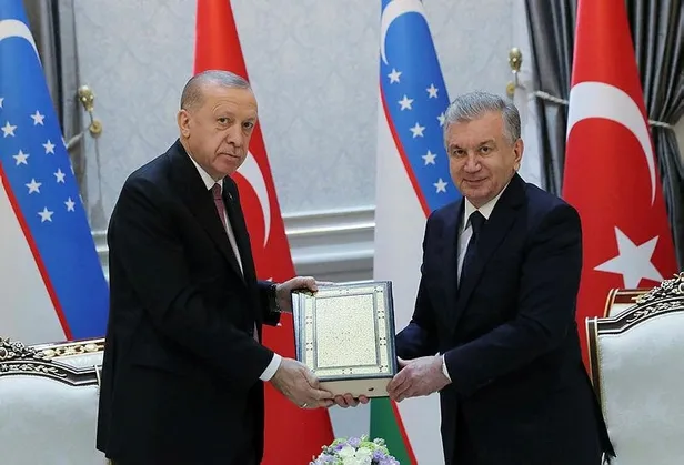 baskan-erdogan-ozbekistan-cumhurbaskani-mirziyoyeve-ali-sir-nevai-kulliyatini-hediye-etti-1648574958535.jpeg Başkan Erdoğan, Özbekistan Cumhurbaşkanı Mirziyoyev’e Ali Şir Nevai Kulliyatı’nı hediye etti-1