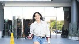 Alışveriş turuna çıkan Cansu Tosun şık tarzıyla büyüledi!