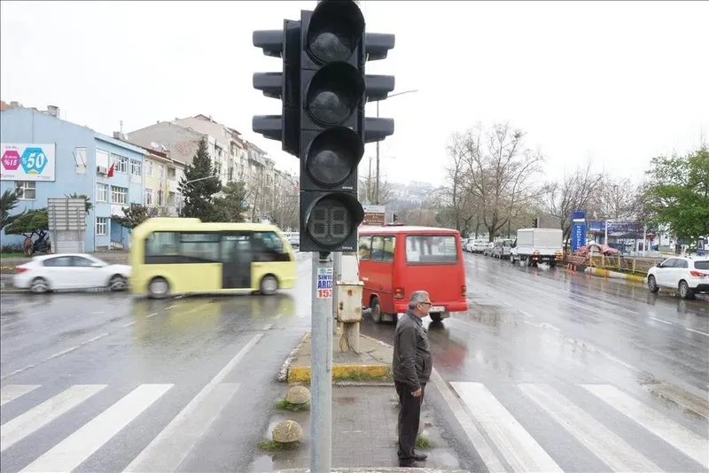 trafik-isiklari-dorde-cikiyor-iste-yeni-rengin-anlami-1713260757180.jpg Ve netleşti! Trafik ışıkları 4'e çıkıyor: İşte yeni rengin anlamı-5