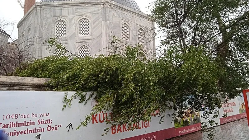 Fırtına Ayasofya'yı da vurdu! Mimar Sinan Minaresi'ne ait alem kuvvetli rüzgar nedeniyle düştü-2