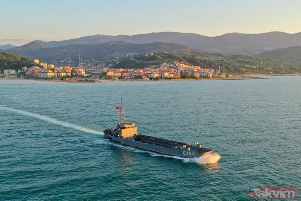 Türk bayraklarıyla karşılandı! İş makinelerini taşıyan Deniz Kuvvetleri Komutanlığı'na bağlı çıkarma gemisi Sinop'ta - 14