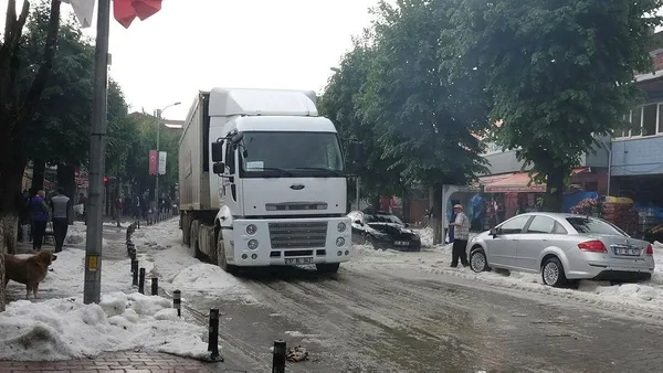 Kastamonu’ya 15 dakika süren dolu yağışı kenti beyaza bürüdü-3