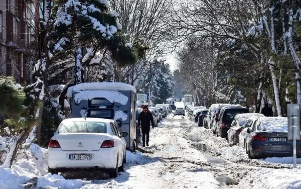 istanbul-kar-bitti-cilesi-bitmedi-sokak-aralarinda-vatandaslar-zor-anlar-yasiyor-1643267449041.jpg Son dakika: İstanbul'da kar bitti çilesi bitmedi! Sokak aralarında vatandaşlar zor anlar yaşıyor-7