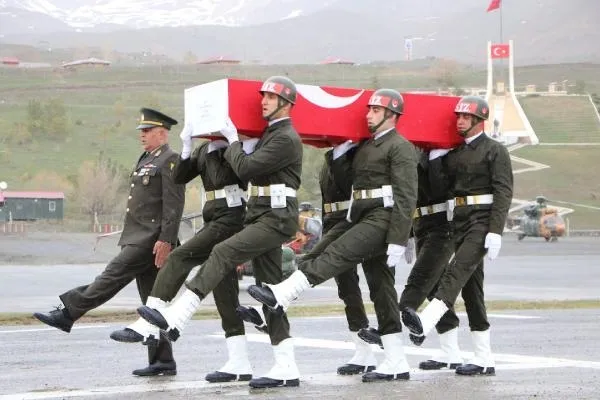 Pençe-Kilit Operasyonu'nda şehit düşen Piyade Teğmen Kaan Kanlıkuyu'nun cenazesi törenle memleketine uğurlandı-4