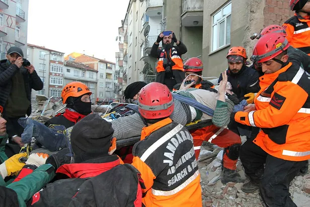 Elazığ'da bir mucize kurtuluş daha! Cep telefonu ile yerini bildirdi, 13 saat sonra enkazdan kurtarıldı-2