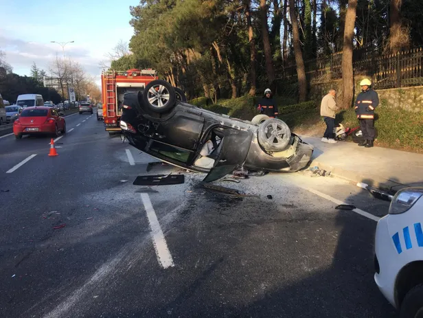 Son dakika... Sarıyer'de otomobil ambulansa çarptı: Yaralılar var-1
