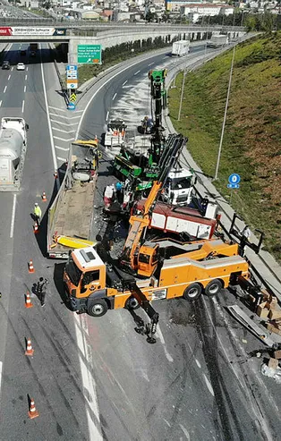 TEM'de trafiği kilitleyen kaza! Tonlarca ağırlığındaki makine yola düştü