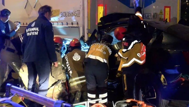 Görüntüler korkunç! İstanbul Pendik'te araç TIR'ın altına girdi! Sürücü içinde sıkıştı çıkamadı!-2