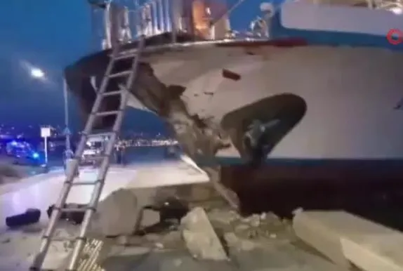 İzmir’de vapur karaya çarptı!