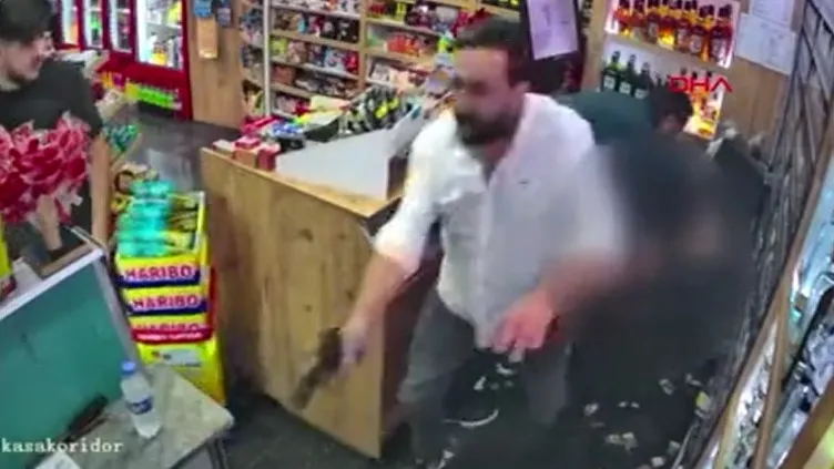 Esenyurt’taki tekel bayisindeki vahşetin kan donduran görüntüleri! 2 kişinin öldüğü anlar saniye saniye kamerada