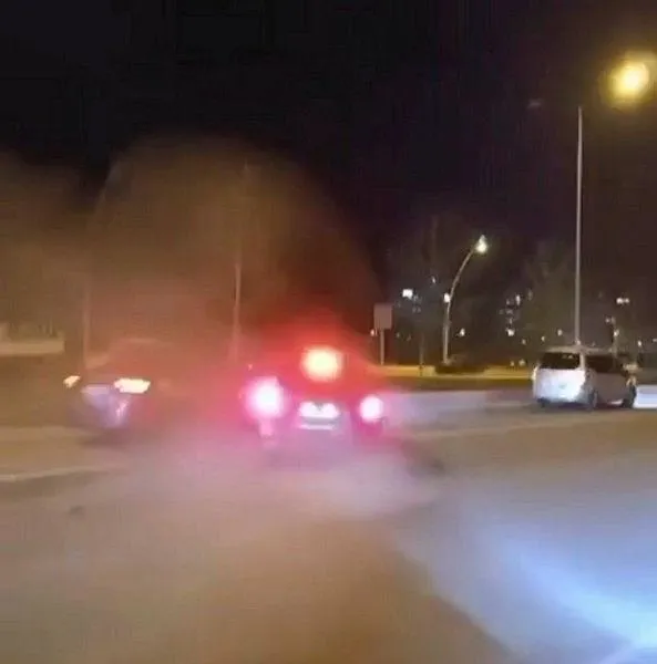 kaza-geliyorum-dedi-3-seritli-yolda-5-otomobilli-yaris-1712325406532.jpeg Kaza "geliyorum" dedi! 3 şeritli yolda 5 otomobilli yarış-2