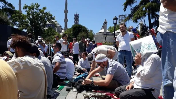 Güneşin alnında Ayasofyada ilk namazı beklediler: Bu millet 86 yıl bu anı bekledi, benim güneşin alnında beklemem bir şey değil