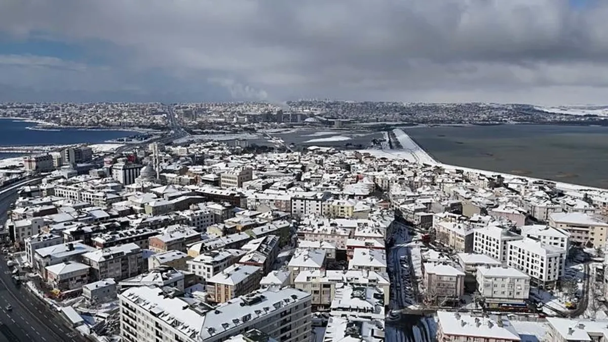 Meteorolojiden 7 ile turuncu 4 ile sarı kodlu uyarı: İstanbul'da kar yağışı devam edecek! Ağır taşıtlar için kısıtlama kaldırıldı