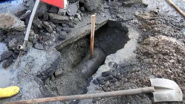 eminonunde-su-borusu-patladi-metrelerce-yukari-fiskirdi-1677334577898.jpeg Eminönü'nde su borusu patladı! Metrelerce yukarı fışkırdı-3