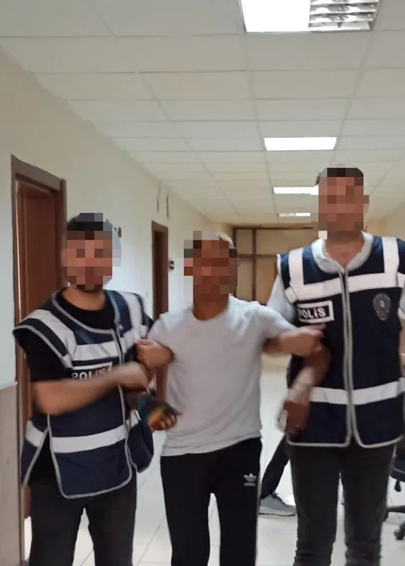 hirsizlik-sucundan-25-yil-hapis-cezasiyla-aranan-sahis-bazanin-icinde-yakalandi-1654582527748.jpg Hırsızlık suçundan 25 yıl hapis cezasıyla aranan şahıs bazanın içinde yakalandı-5